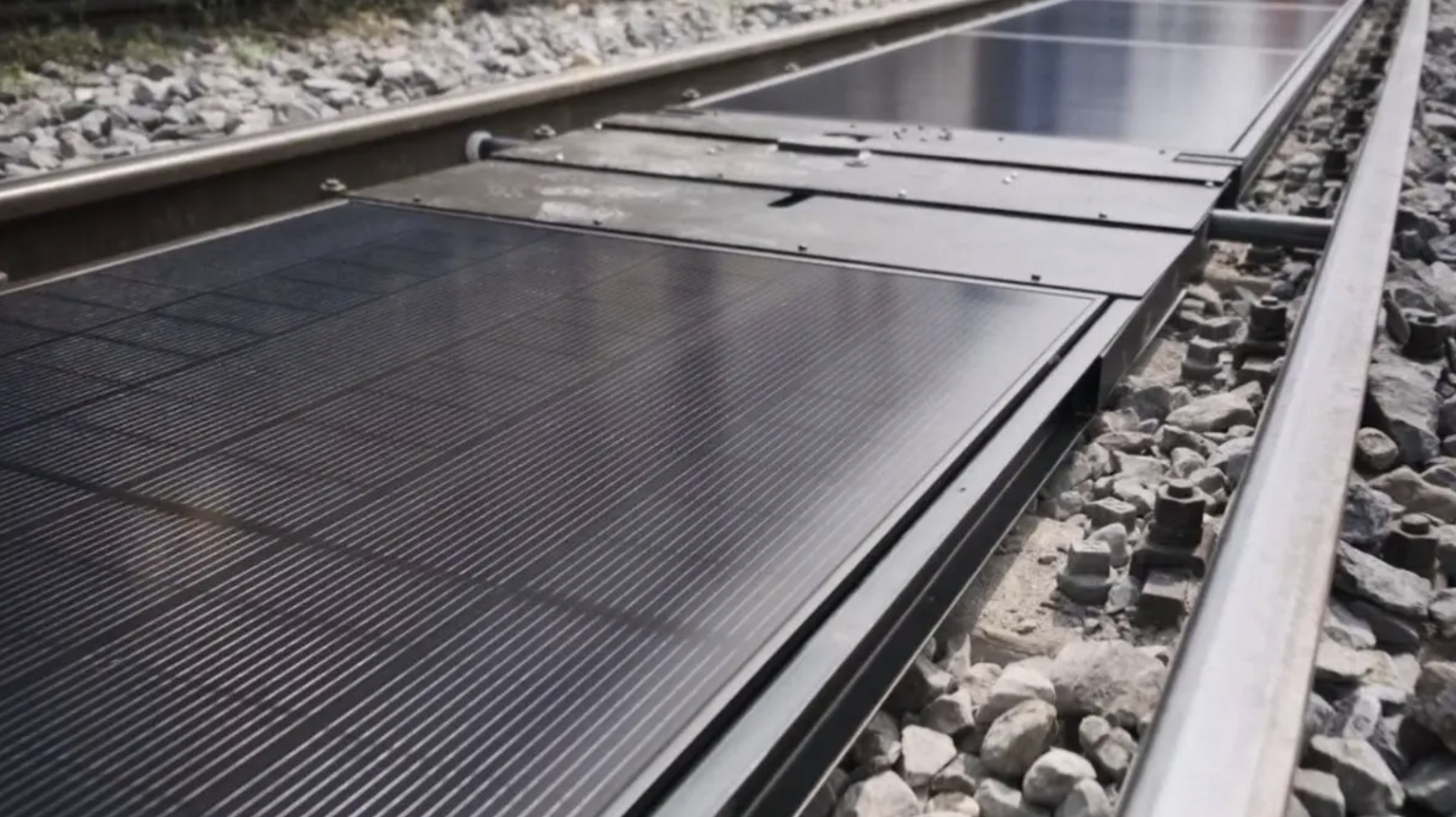 Green rail revolution: Swiss start-up’s solar innovation draws CFL’s attention Green rail revolution: Swiss start-up’s solar innovation draws CFL’s attention