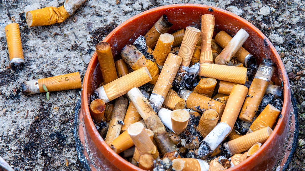 New report: Decline in smoking as vapes explode in popularity New report: Decline in smoking as vapes explode in popularity
