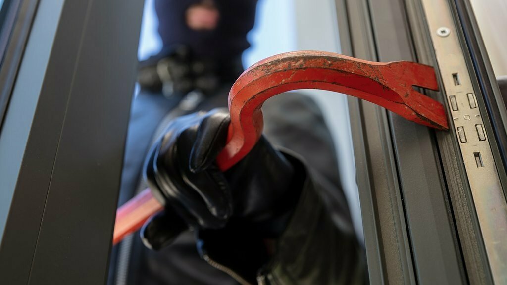 Police bulletin: Burglary suspect apprehended in Steinsel after home invasion Police bulletin: Burglary suspect apprehended in Steinsel after home invasion